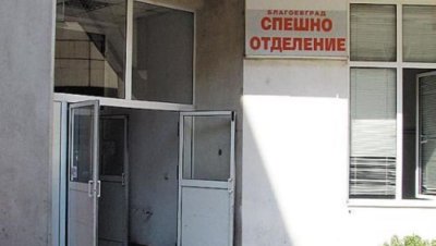 Работник падна от покрива на Спешното в Симитли, в тежко състояние е