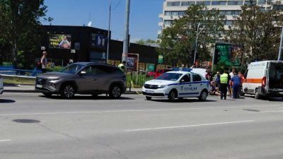 Кола блъсна момче с тротинетка в Кючука, линейка и полиция на бул. &bdquo;Македония&ldquo; (СНИМКИ)