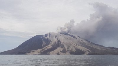 20 туристи са хванати в капан след мощно изригване на вулкан в Индонезия