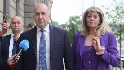 Радев се появи с жена си за ръка в парламента