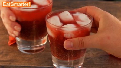 Плодова лимонада с чия и малини (+ ледени кубчета кокосово мляко)