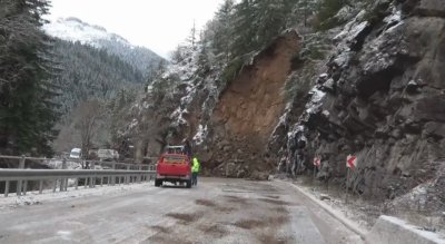 Край няма: Свлачище затрупа и обходния път през село Стойките