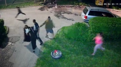 КРЪВ В ГАБРОВО: Тумба роми нападнаха двама мъже, жени и дете (ВИДЕО)