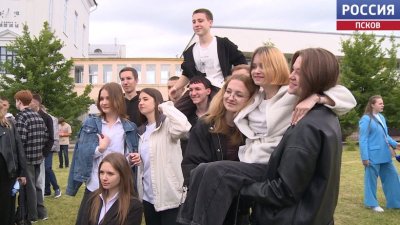 Бийтълс- мийтълс&hellip; К&rsquo;ви са тия маймунски танци? Путлер забрани на абитуриентите западна музика