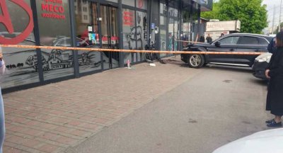Кола се вряза в хора пред магазин в София