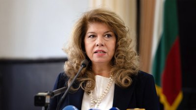 Йотова пристигна в Армения за форум, посветен на бъдещето