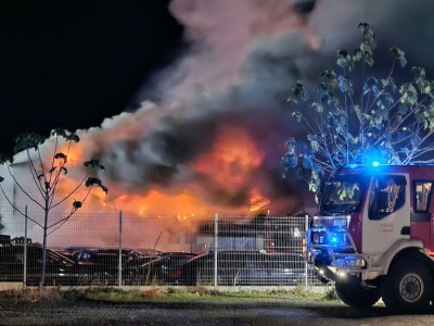 Голям пожар избухна през нощта в Сливен