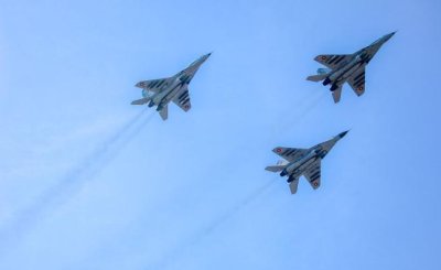 Щурмови самолети и изтребители прелитат над София за Деня на храбростта