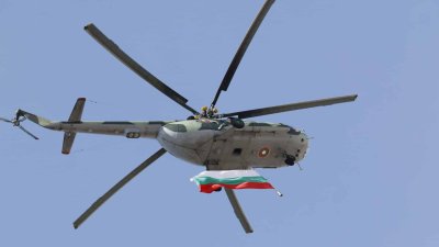 За пръв път: Авиошоу показаха с новите бойни самолети и изтребители (ВИДЕО)