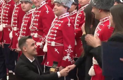 Гвардеецът Тодор предложи брак на Добринка пред президента Йотова