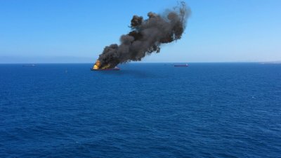 Иран удари американски военен кораб край Ормузкия проток