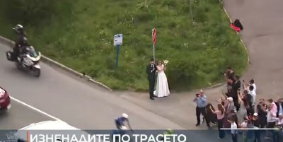 Шоу по трасето на Джиро д'Италия: Нашенци играха хоро, тичаха с лисици, имаше и сватба 
