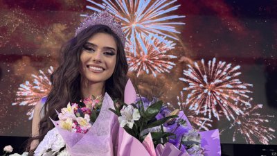 Казанлък я избра: 18-годишната Деница стана "Царица Роза"