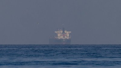 Отвлякоха кораб край бреговете на ОАЕ