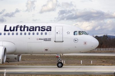 Трима пострадаха при извънредно кацане в Атина