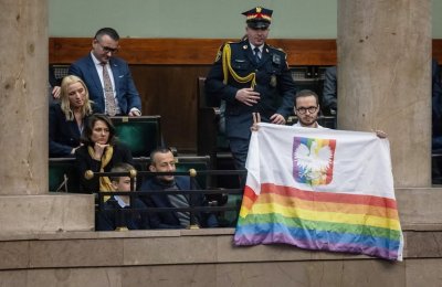 Доналд Туск се извини на гей двойките за годините на отхвърляне и унижение