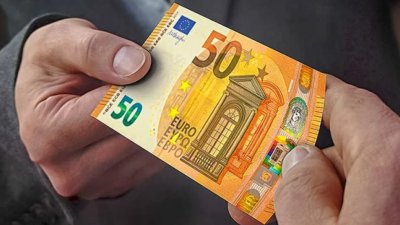 Тийнейдърка-тарикатка плати с 50 евро-менте в магазина