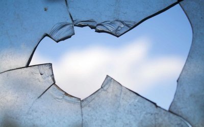 Полицаи хванаха вандал, изпочупил стъклата на бус във Видинско