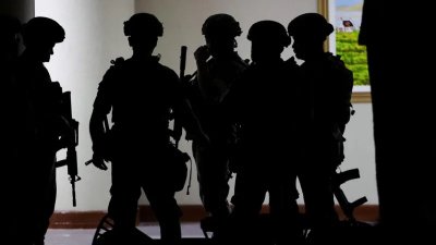 Изстрели в Сената на Филипините: Депутат се укрива от арест (СНИМКИ)