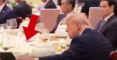 Тръмпе, не преписвай! Президентът на САЩ наднича в папката на Си (ВИДЕО)