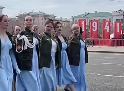 ОХ, КАКВИ МАМАШКИ! Вижте парада на вдовиците за 9 май (ВИДЕО)