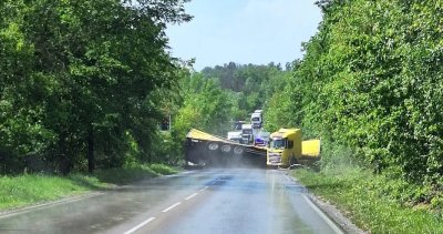 Турски тир се преобърна в района на монтанското село Крапчене