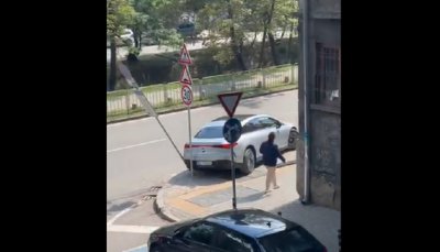 ДЕБИИИИИЛ! Некадърник с електричка изкърти знак в центъра на София (ВИДЕО)