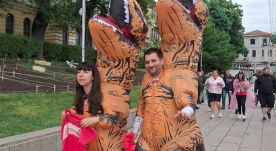 История с щастлив край: Брачната халка, изгубена по време на Джирото от семейството динозаври, се намери