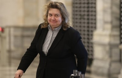 Киселова удари Радев за новия правилник: Искат да бързат със законите, но къде отива качеството? 