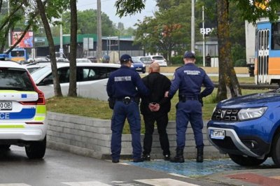 Рецидивист извади нож на полицаи, пуснаха му ток, за да го обезвредят