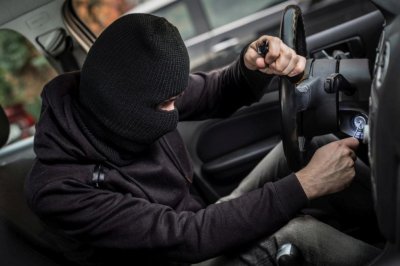 Екшън в София: Хванаха рецидист за кражби от коли, извадил нож срещу полицаите при залавянето му
