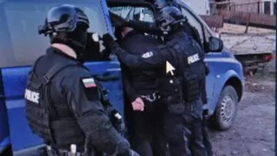 14 полицаи спасиха майка от сина й, грабнал чук и нож