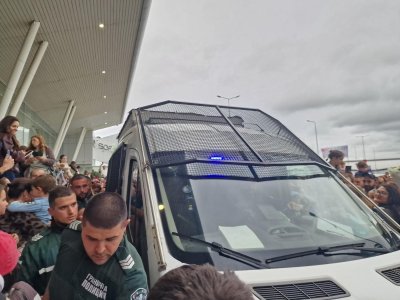 Измъкнаха DARA от летището с полицейски автомобил