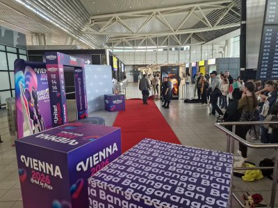 В очакване на DARA: Опънаха червения килим на летището (СНИМКИ)