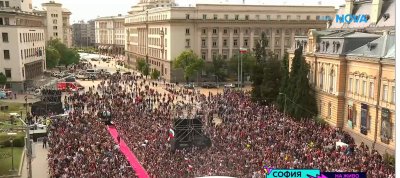 НА ЖИВО: София е "Бангаранга"! Хиляди веят знамена за Дара