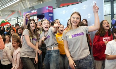 Грандиозно посрещане на DARA, стотици фенове пеят и танцуват Бангаранга