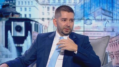 Глашатаят на Радев - Слави Василев, нагло гази закона пред очите на полицаите (СНИМКА)