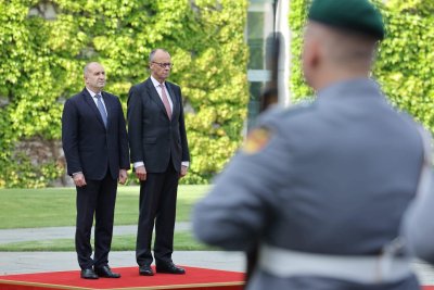 Военни почести за Радев в Берлин