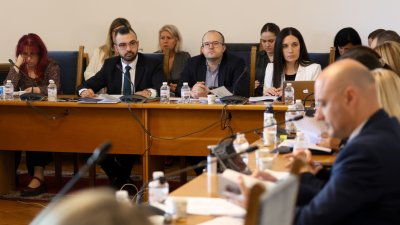 Депутатите на Радев отстъпиха на опозицията за срока за законопроектите 