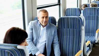 Транспортният министър се разходи с влак 