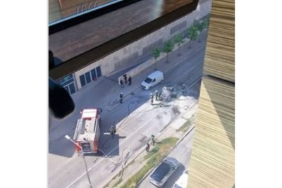 ИЗВЪНРЕДНО: Кола се запали до мол "Парадайз", движението е спряно