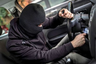 Екшън в София: Хванаха рецидист за кражби от коли, извадил нож срещу полицаите при залавянето му