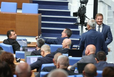 Депутатите спорят по Правилника на НС, опозицията контрира всичко на ПБ
