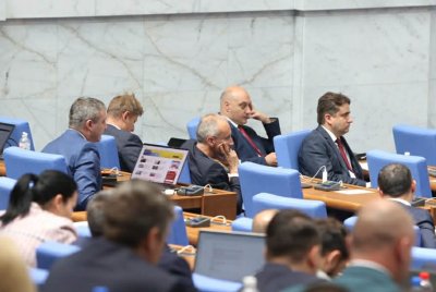 Депутатите поспориха за химна, герба и знамето 