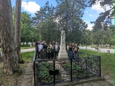 Ротарианци почистиха гробовете на Венета и Иванка Ботеви 