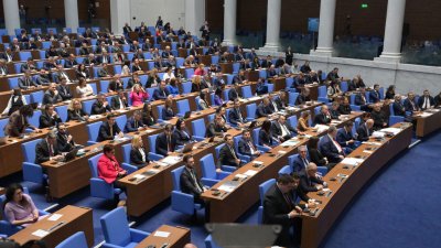 Да не повярва човек: След повече от 11 часа работа депутатите приеха новия правилник