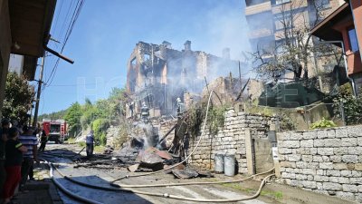 Огнен ад в Тетевен: Две къщи изгоряха, има и жертва