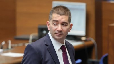 Слави Василев: Депутатите от другите партии влизат в НС с наведена глава