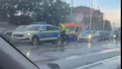 Под дъжда: Катастрофа блокира софийски булевард (ВИДЕО)
