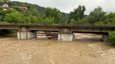 Спасиха 17-годишен в Шемшево, влязъл в прелялата река Янтра